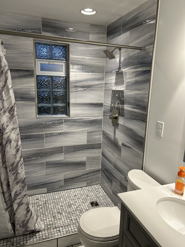 Walk-in Shower - 1877 Memorial Pky