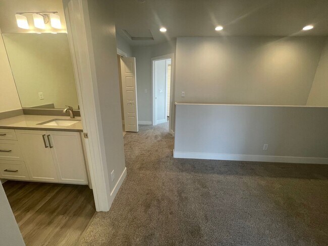 Building Photo - Mustang Valley Townhome!!