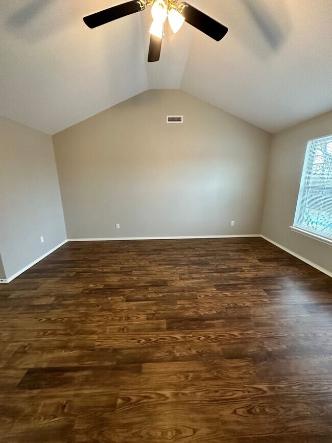 Building Photo - 3 Bedroom 2 Bathroom For Rent in Bentonville!