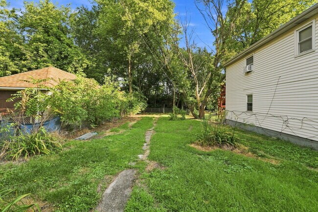 Building Photo - 310 E 138th St