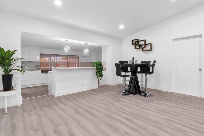 Building Photo - 658 SW 1st Ct