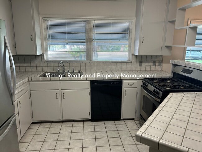Building Photo - First Time On The Rental Market! Single St...