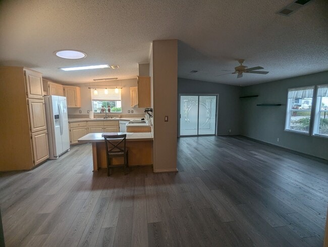 Building Photo - 2 Bedroom 2 Bathroom Home for RENT, Furbabies Welcome!