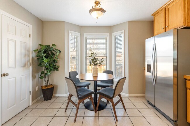 Building Photo - Charming 3 Bedroom Townhome in Highlands Neighborhood