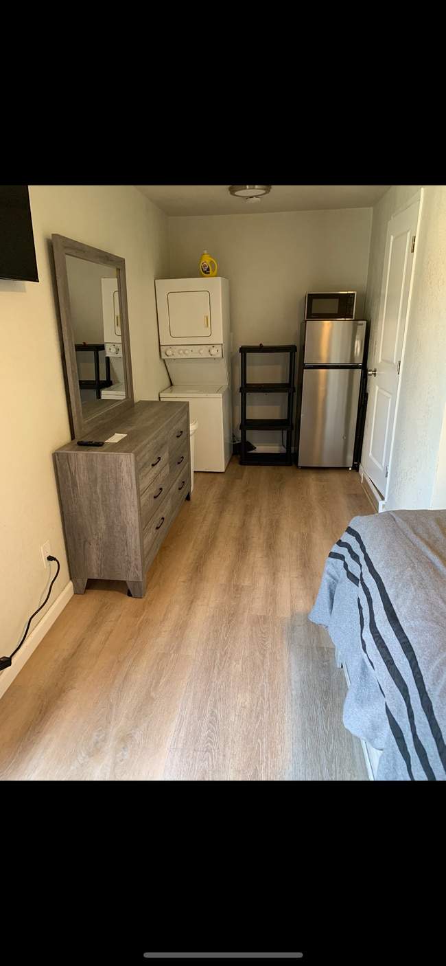 Building Photo - 5031 Bakman Ave