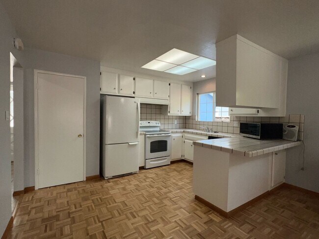 Building Photo - Bright Blossom Valley 3 Bedroom 2 Bath Single Family Home!