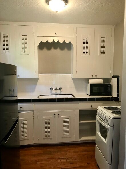 Kitchen - 4710 Mt Vernon St
