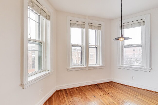 Building Photo - Modern comfort and classic charm!