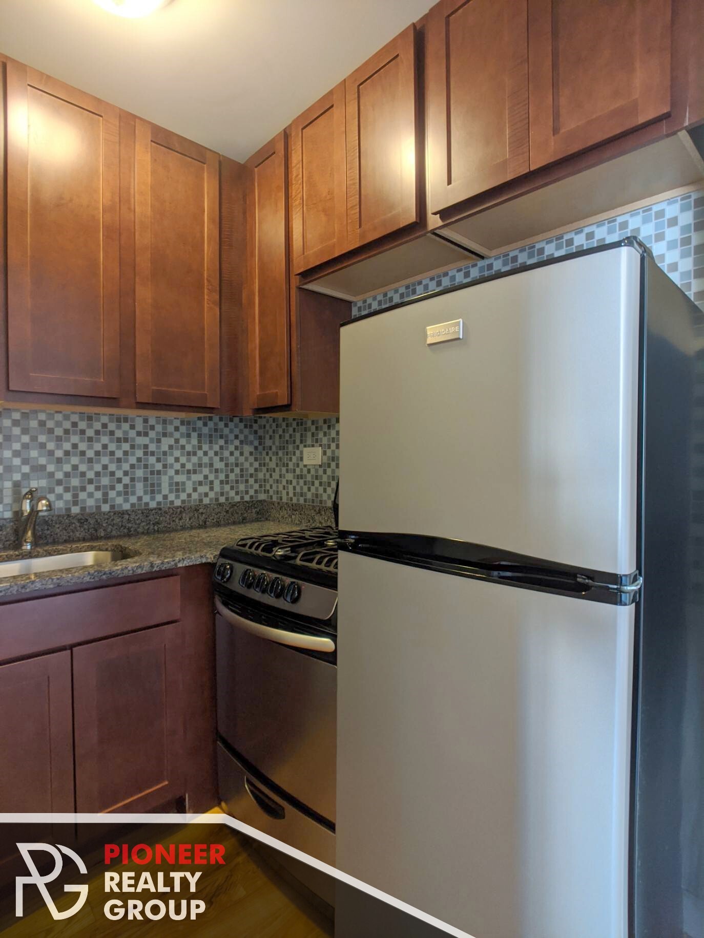 Building Photo - 560 W Arlington Pl