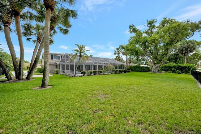 Building Photo - Luxury 5 Bed/4 Bath Pool Home on a Golf Course in Central Sarasota