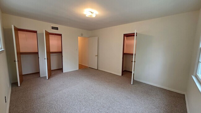 Building Photo - Sherman Oaks 3+2 w/appliances, wood floors...