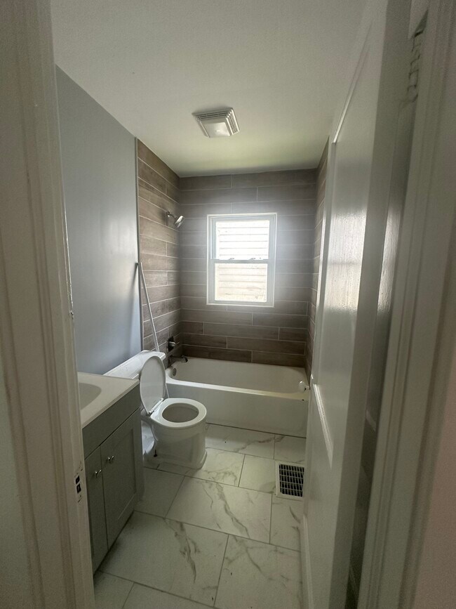 Building Photo - 529 Beecher St