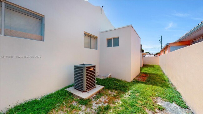 Building Photo - 2915 SW 24 St
