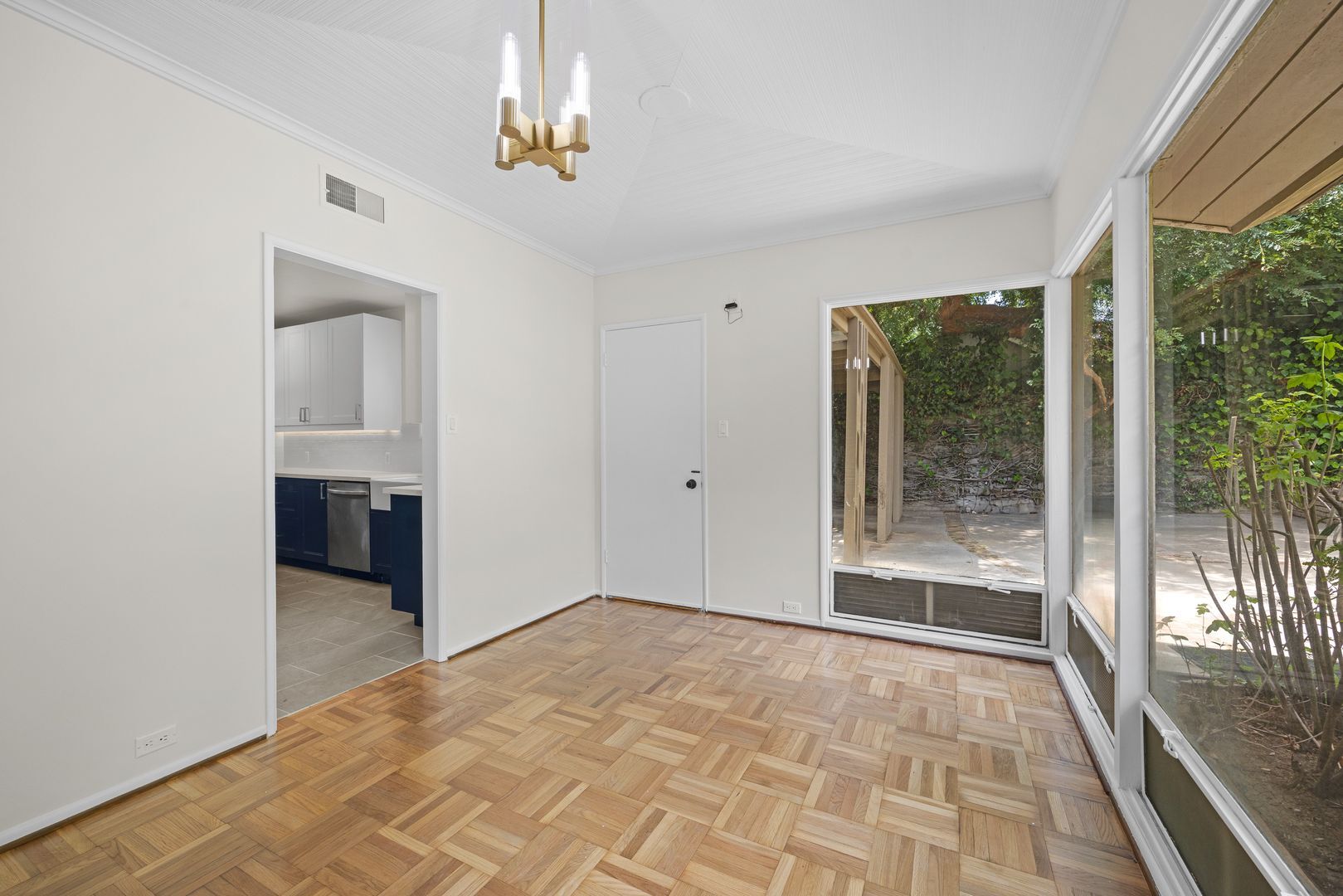 Building Photo - Classic Mid-Century home moments from Fryman Canyon