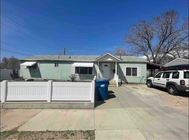 Building Photo - 25 Maple Ln S