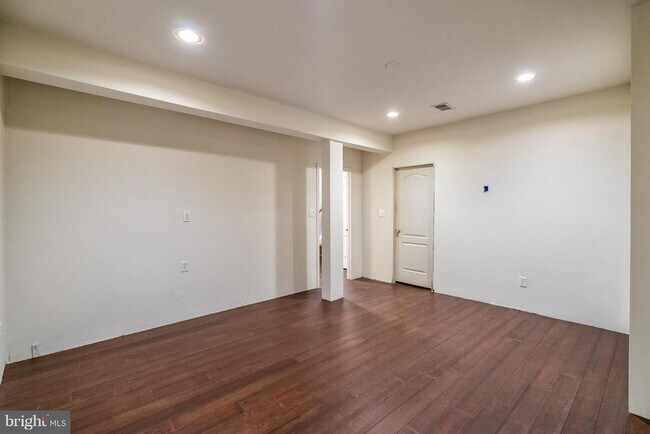 Building Photo - 43619 Dunhill Cup Square