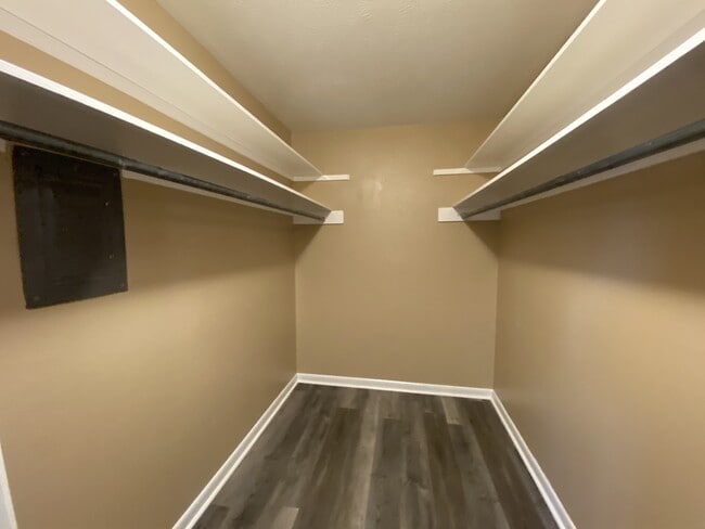 Building Photo - 2 Knightsbridge Pl