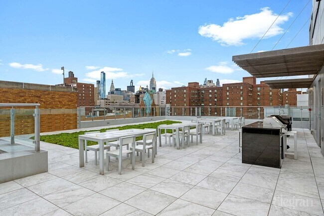 Building Photo - 425 E 13th St