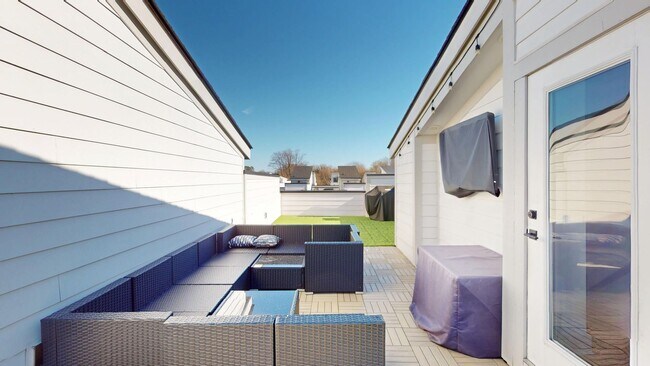 Building Photo - 1025 Wesley Terrace Ave - Elevated townhome living in the heart of Wesley Heights / FreeMoreWest