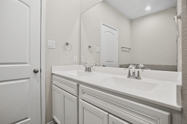 Building Photo - 9205 Inland Leather Ln