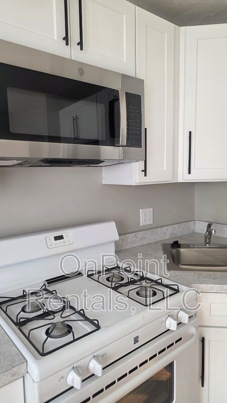 Building Photo - 14526 Russell Ave