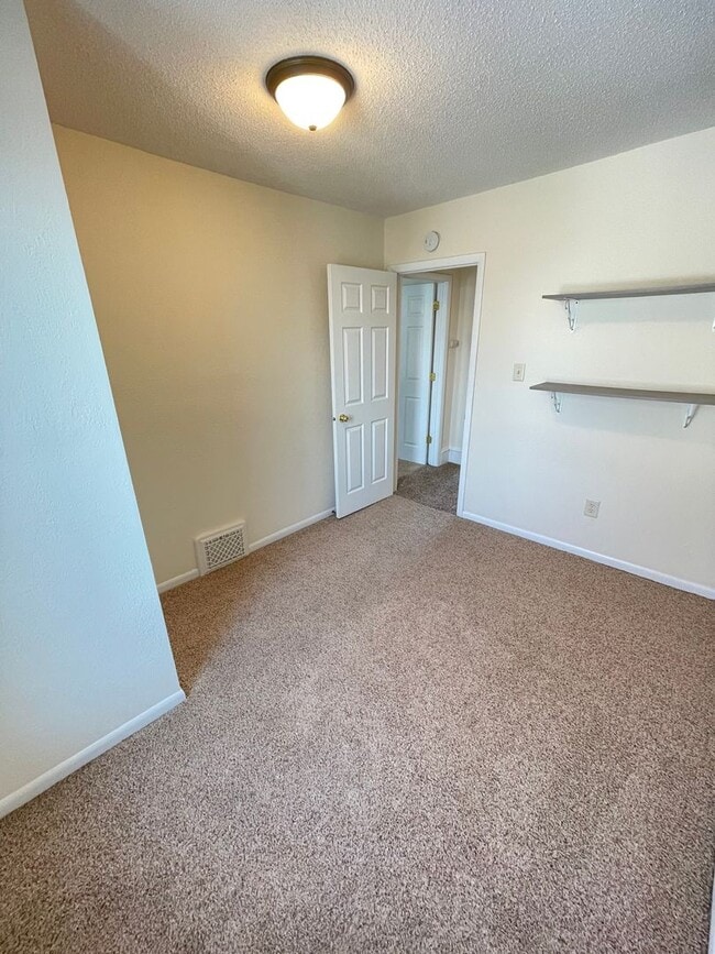 Building Photo - AVAILABLE JUNE 1st - 3 Bed, 1 bath House!