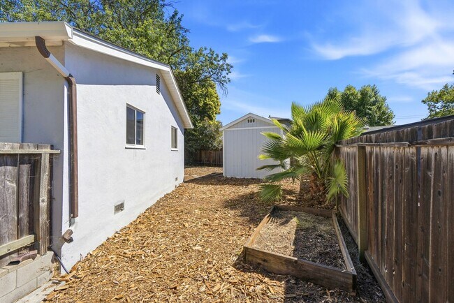 Building Photo - Beautiful Spacious 3-bedroom 1.5-Bath Home in Concord!