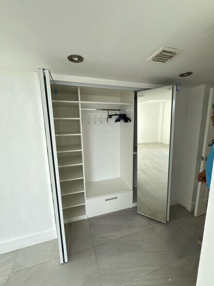 Building Photo - 3625 N Country Club Dr
