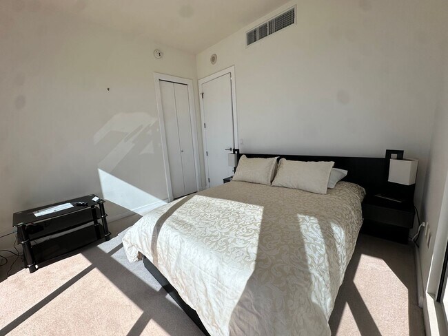 Building Photo - 4525 Dean Martin Dr