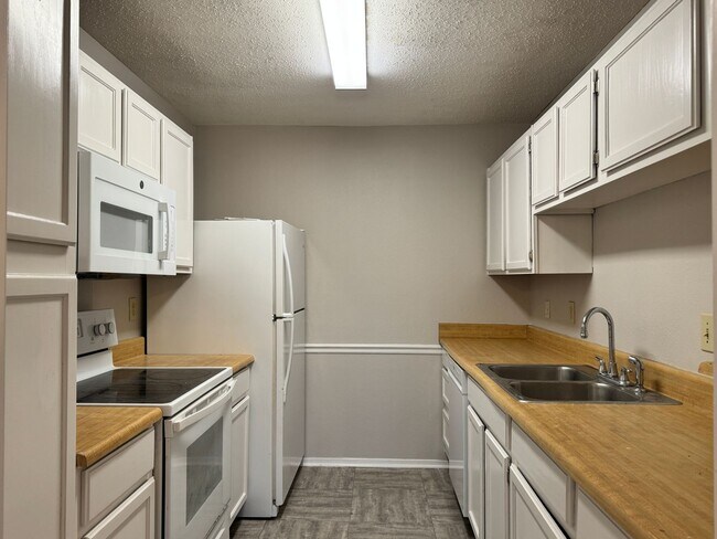 Building Photo - 400 South Town #105 - 2 bedroom Condo