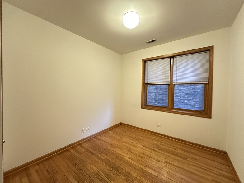 Building Photo - 4101 N Kenmore Ave