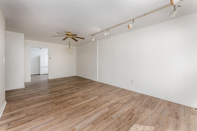 Building Photo - 140 Primrose Ln