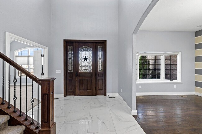 Building Photo - 5 Bedroom Dream Home!