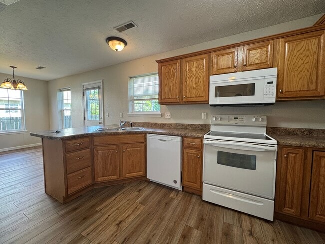 Building Photo - 3 bedroom, 2.5 bathroom duplex located clo...