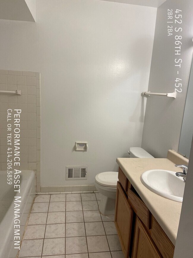 Building Photo - Charming 2 bed / 2bathTownhouse Apartment