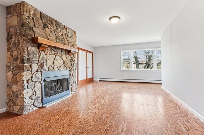 Building Photo - 145 Pleasant Valley Way