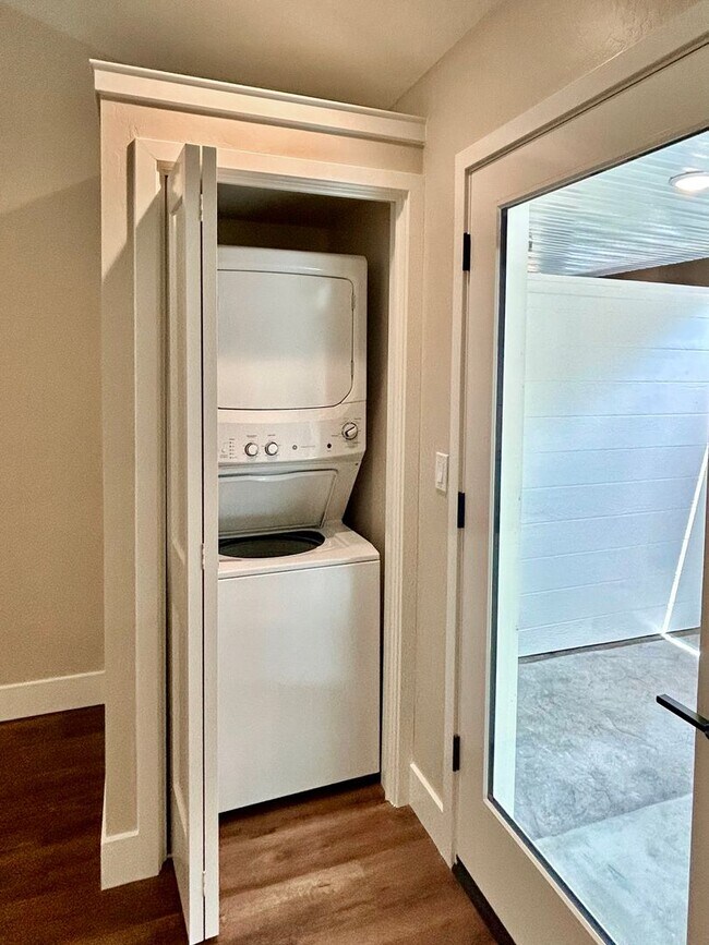 Building Photo - $1,595 Clovis Cottage,  1 Bed / 1 bath - 5th & Sunnyside Ave. / Solar Included!