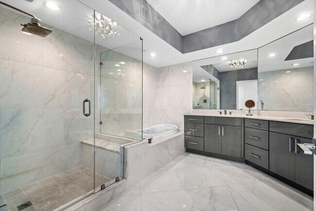 Building Photo - 2640 Lake Shore Dr