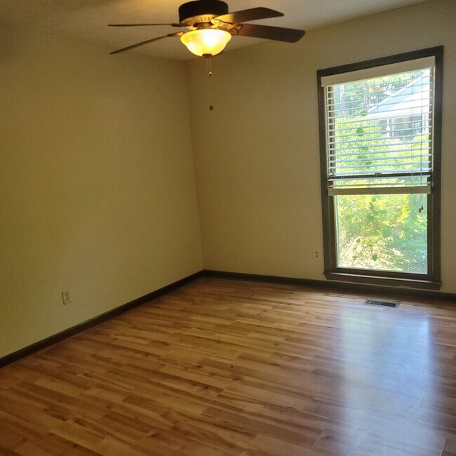 Building Photo - New Listing