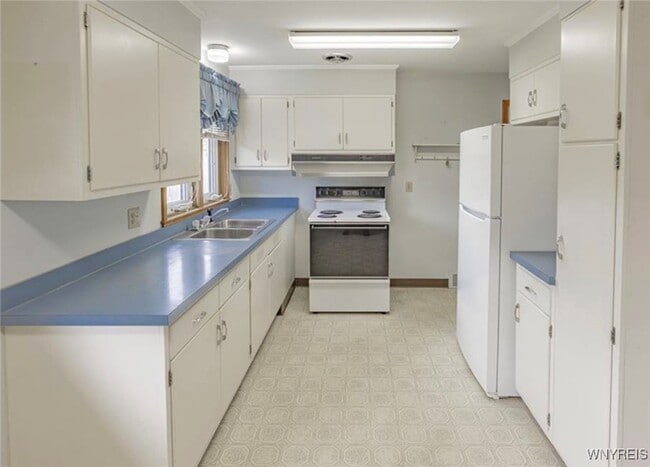 Building Photo - 1088 98th St