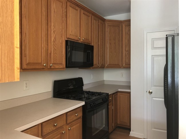 Building Photo - 7 Atlas Ct