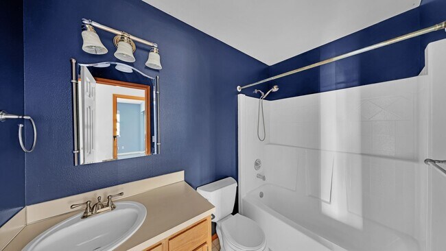 Building Photo - 3 Bed 2 Bath - One Story - Pet Friendly - Groups - NAS Whidbey