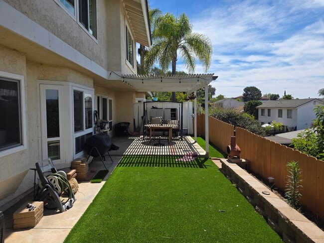 Building Photo - Large 3 bedroom home in quiet neighborhood cul-de-sac with amazing views