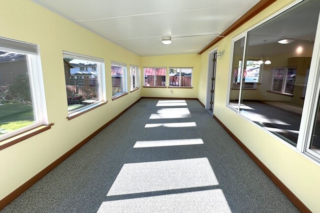 Building Photo - Beautiful Rambler in Gated Camaloch Golf c...