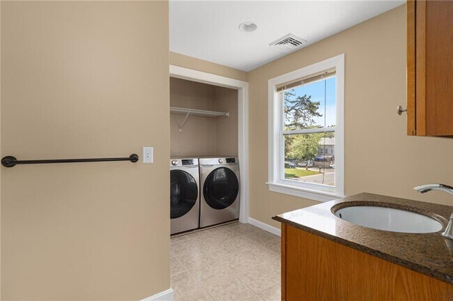 Building Photo - 275 Union Ave