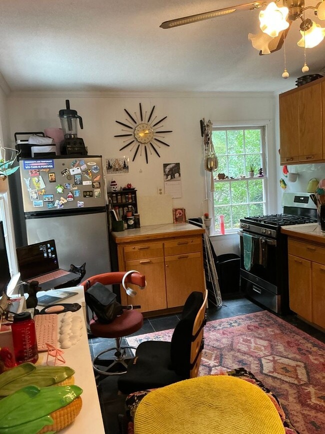 Building Photo - 1 Bedroom/1 bathroom Basement Apartment in...