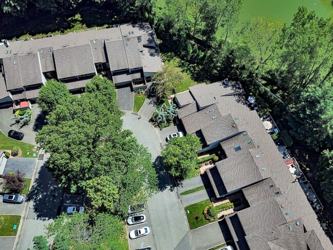Building Photo - 16 Club Dr S