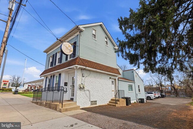 Building Photo - 7909 Oxford Ave