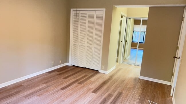 Building Photo - Great 2/2 In Woodcreek Village-Sublease