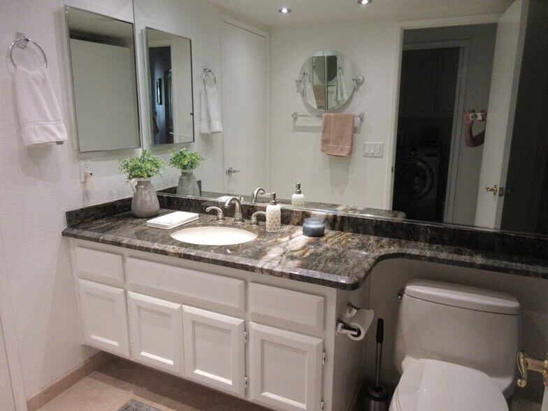 Building Photo - 100 Brandigo Cir